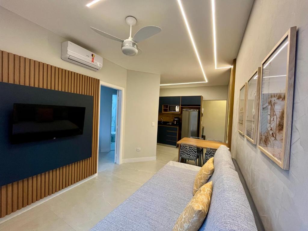 TV a/nebo společenská místnost v ubytování Lindo Flat em Riviera - Próximo da praia e NOVINHO