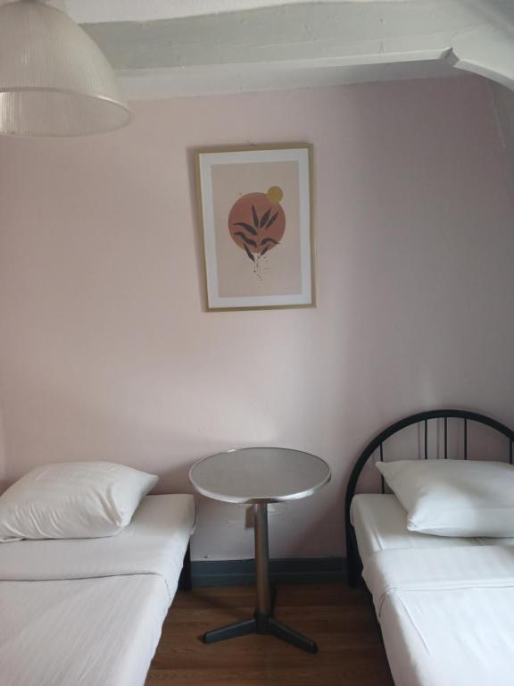 
Twin Room with Shared Bathroom
