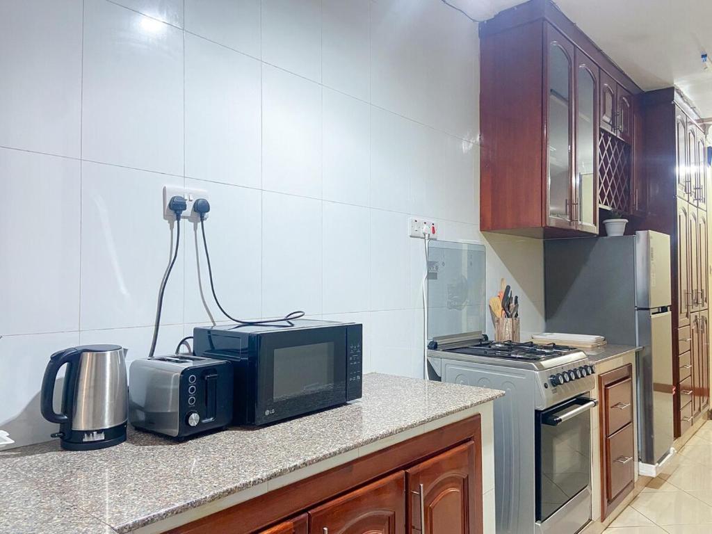 Η κουζίνα ή μικρή κουζίνα στο Cozy flat in Bukoto Fast Wi-Fi