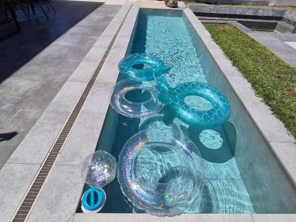 Bazén v ubytování La Maisonette nebo v jeho okolí