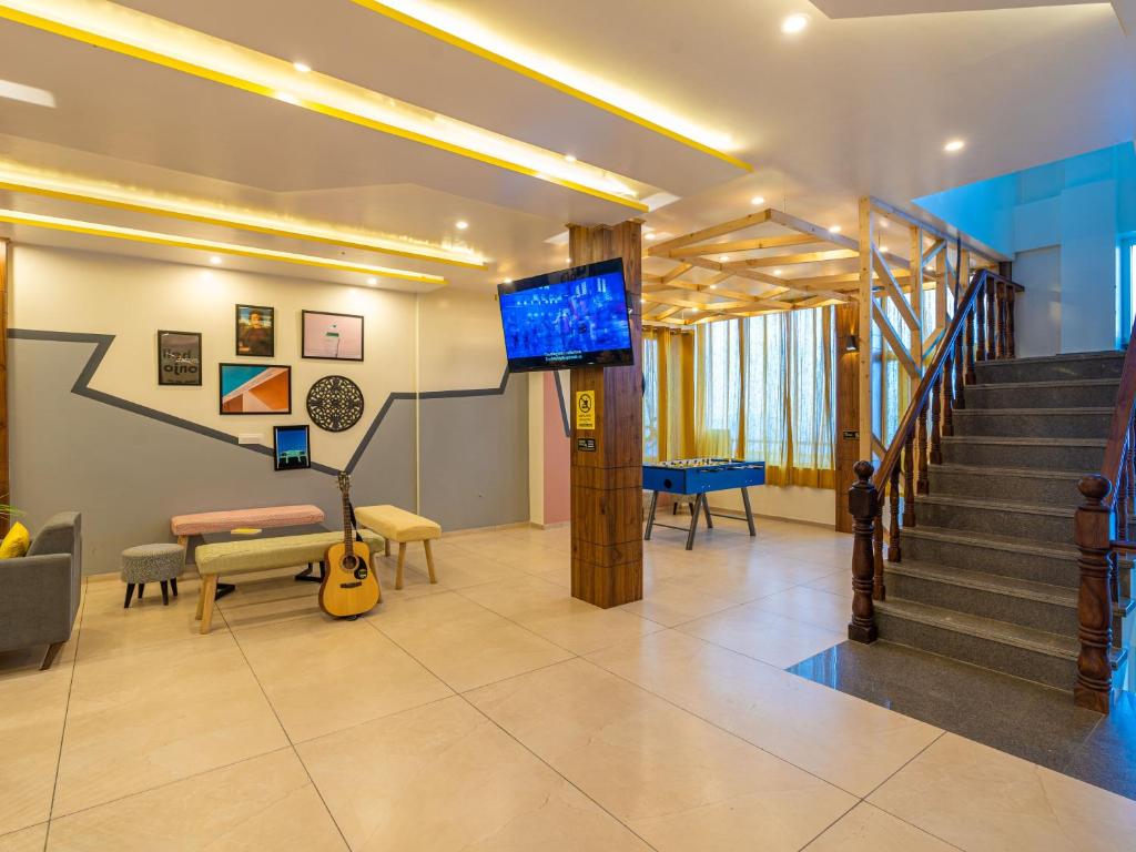 TV a/nebo společenská místnost v ubytování The Hosteller Kufri, Shimla
