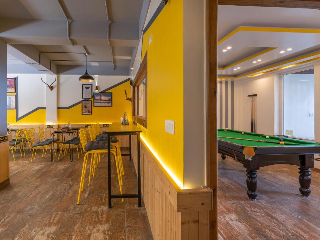 Biliár nebo kulečník v ubytování The Hosteller Kufri, Shimla