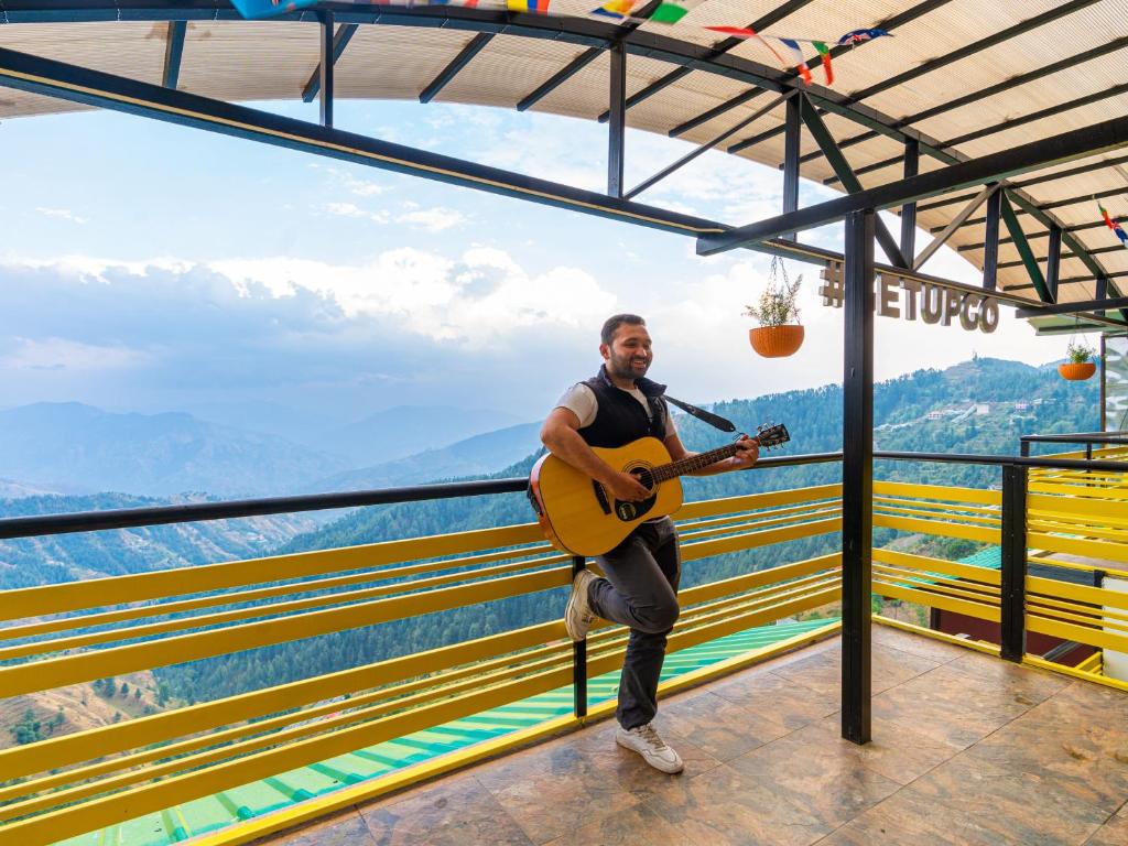Nespecifikovaný výhled na hory nebo výhled na hory při pohledu z hostelu