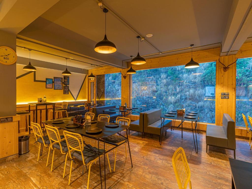 Posezení v ubytování The Hosteller Kufri, Shimla