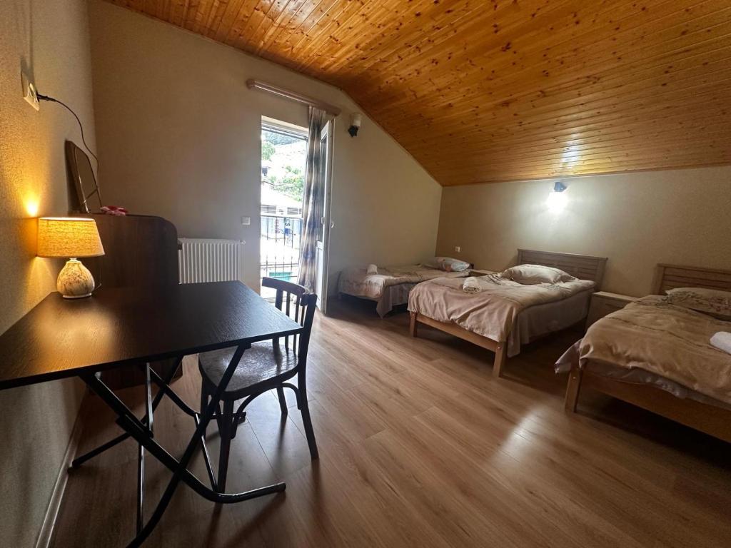 Postel nebo postele na pokoji v ubytování Kazbek view Hostel
