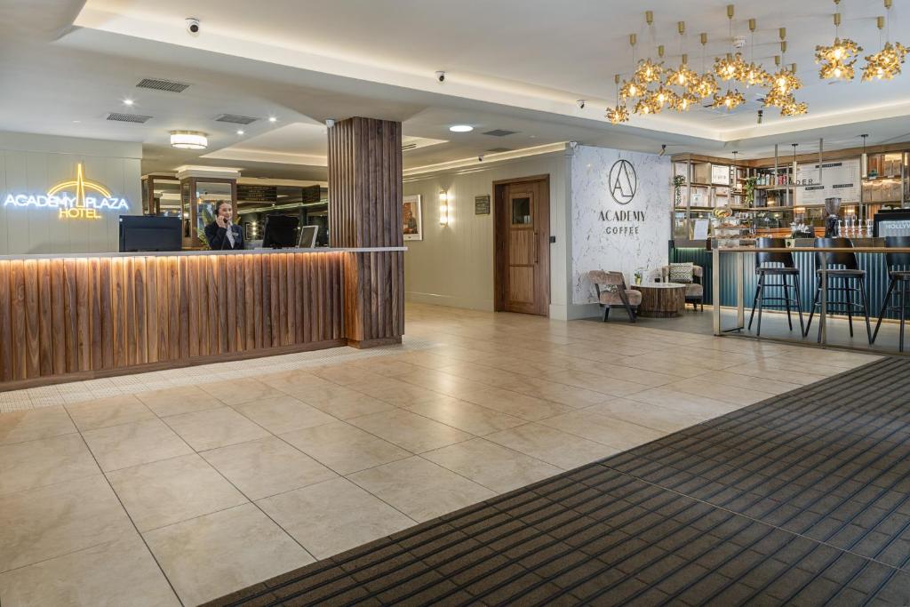Restoran või mõni muu söögikoht majutusasutuses Academy Plaza Hotel