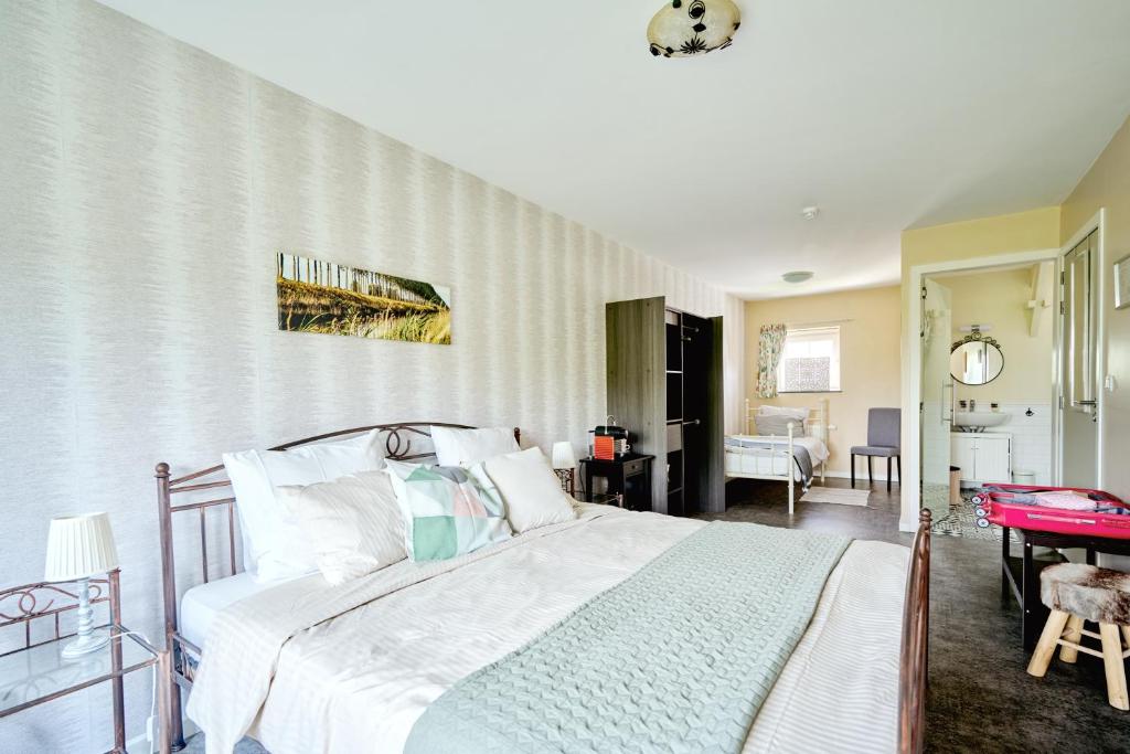 B&B Destiny - Triple Room With Private Bathroom