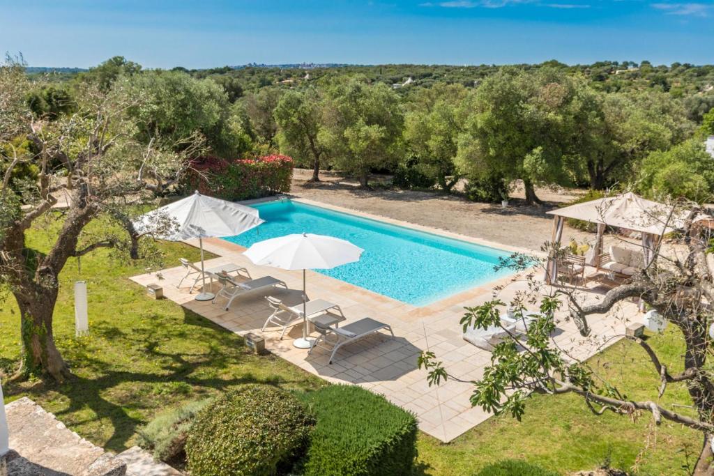 - une vue aérienne sur la piscine dans une villa dans l'établissement Trullo Sant`Andrea by Perle di Puglia, à Ceglie Messapica