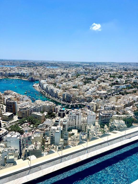 eine Luftansicht auf die Stadt und das Wasser in der Unterkunft Mercury Tower Superb 1BR with Rooftop Pool by ArcoBnb in St Julian's