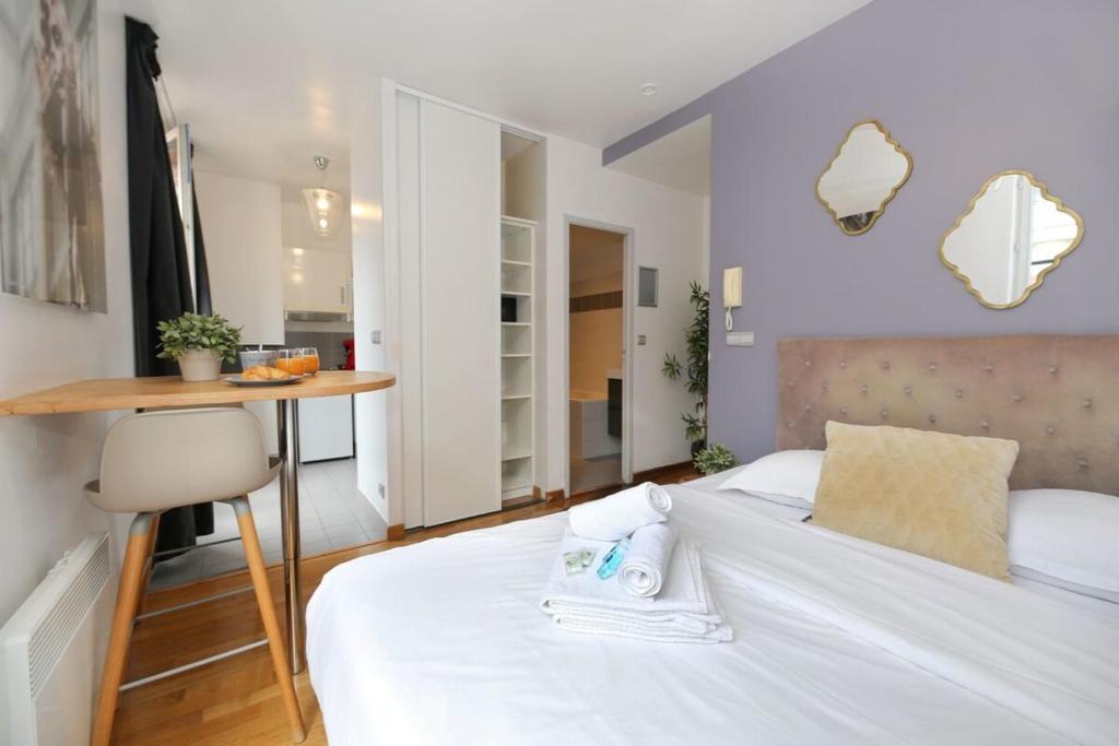 Postel nebo postele na pokoji v ubytování 404 - Petit bijou dans immeuble hôtelier Paris 5 - FLAT-GUEST