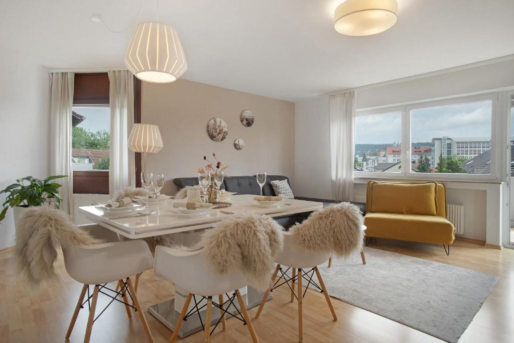 a living room with a dining room table and chairs at Geräumige schöne Ferienwohnung in Weingarten