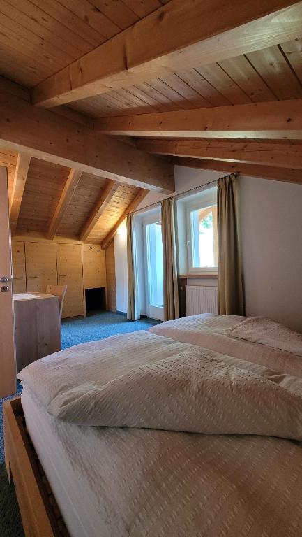 Postel nebo postele na pokoji v ubytování Alpenroyal Arabba