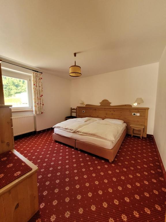 Postel nebo postele na pokoji v ubytování Alpenroyal Arabba