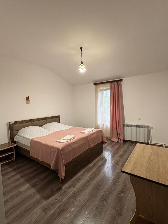 Postel nebo postele na pokoji v ubytování Mthnadzor