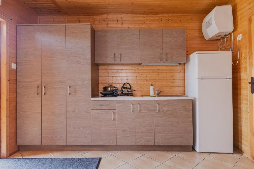 Kuchyň nebo kuchyňský kout v ubytování Trzy Czajki Domki letniskowe