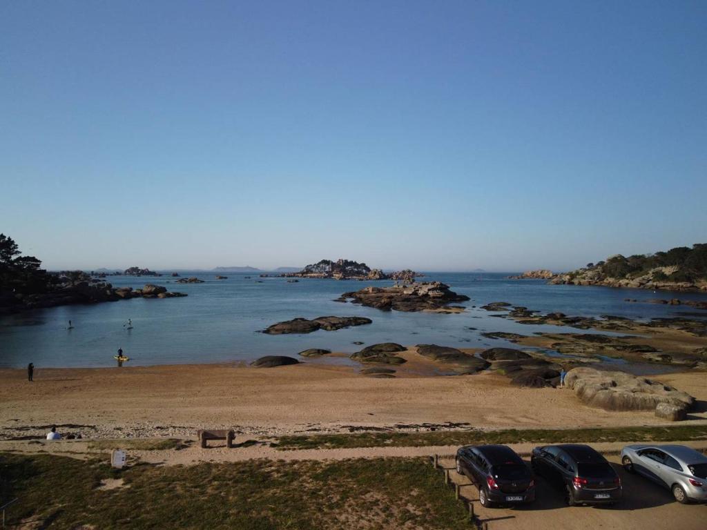 Photo de la galerie de l'établissement Villa avec Spa, WIFI sur la plage de Tourony à Trégastel - FR-1-368-383, à Trégastel