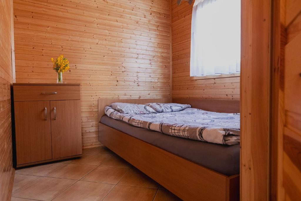 Postel nebo postele na pokoji v ubytování Trzy Czajki Domki letniskowe