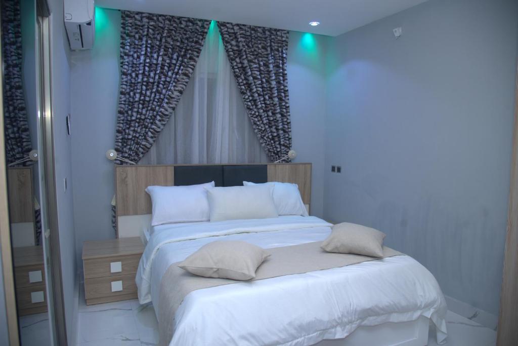 Postel nebo postele na pokoji v ubytování Kingston Luxury Apartments