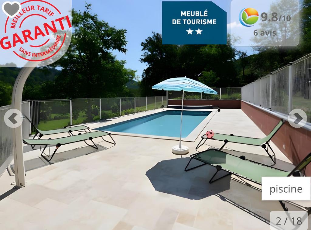 une terrasse avec une piscine et un parasol dans l'établissement Gîte Le Pressoir domaine de jouani, à Villecomtal