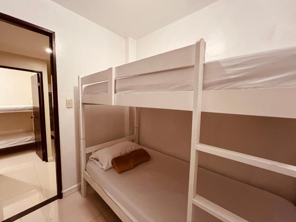 Un pat sau paturi într-o cameră la 3Storey Cozy House