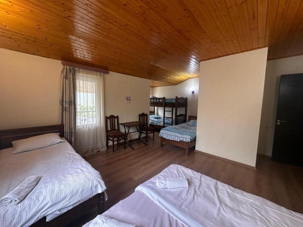 Postel nebo postele na pokoji v ubytování Kazbek view Hostel