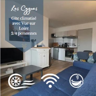 un salon avec un canapé bleu et une télévision dans l'établissement Gîtes des Cygnes vue sur Loire et linge inclus, à Blois