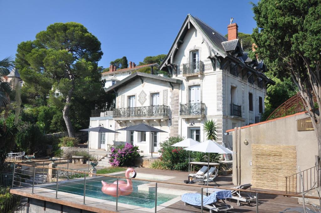 una casa con piscina delante en Villa Marie Sete, en Sète