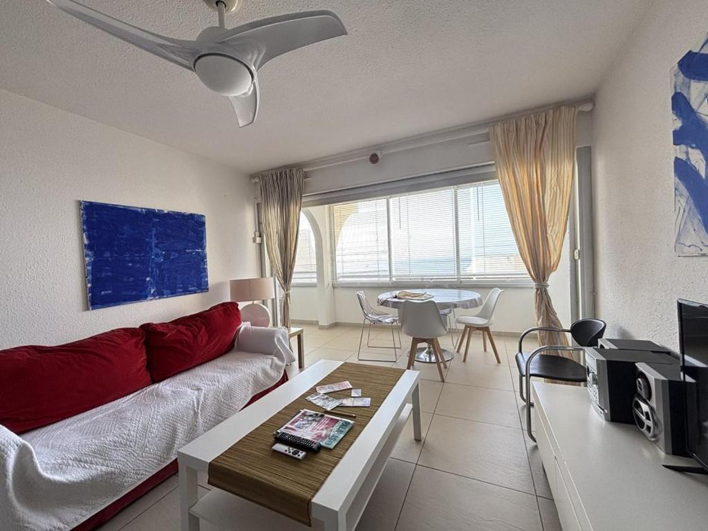 un salon avec un canapé rouge et une table dans l'établissement Bel F2 cabine à Palavas-les-Flots, plage à 2 pas, parking privé - FR-1-559-28, à Palavas-les-Flots