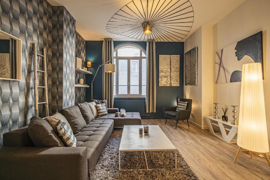 un salon avec un canapé et une table dans l'établissement Domremy HypercentredeReims, à Reims