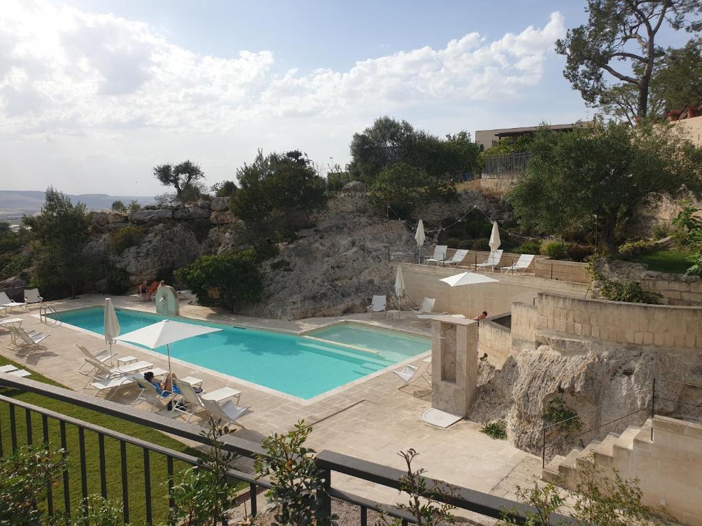 basen na wzgórzu obok budynku w obiekcie Residence Masseria Santa Lucia w mieście Matera