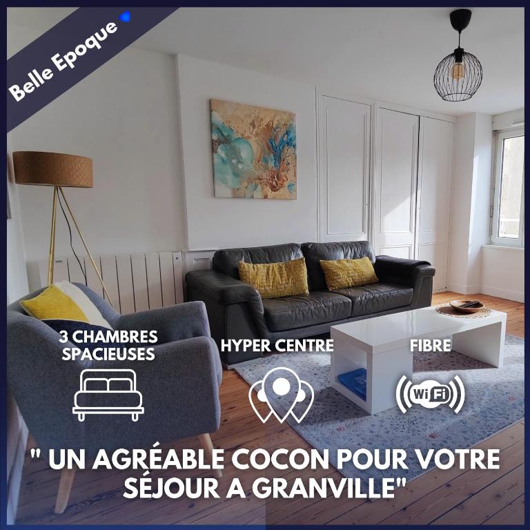 une image d'un salon avec un canapé dans l'établissement Belle époque, à Granville