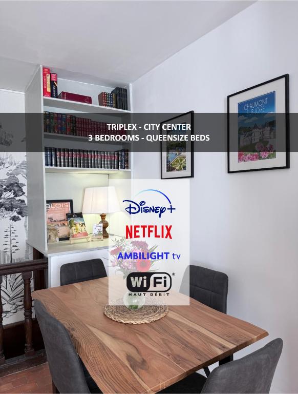 ein Esszimmer mit einem Tisch und einem Schild darauf in der Unterkunft Art district Triplex next to Royal Castle in Blois