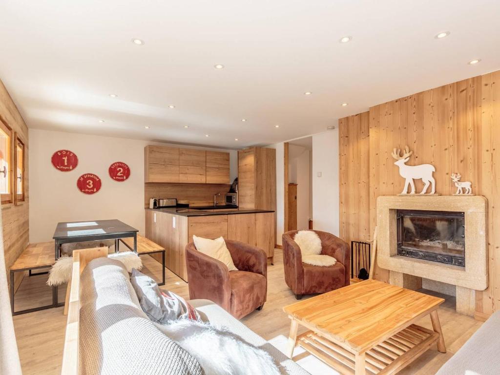 un salon avec un canapé et une cheminée dans l'établissement Chalet rénové skis aux pieds, 4 chambres, Plagne Soleil - FR-1-351-144, à La Plagne Tarentaise