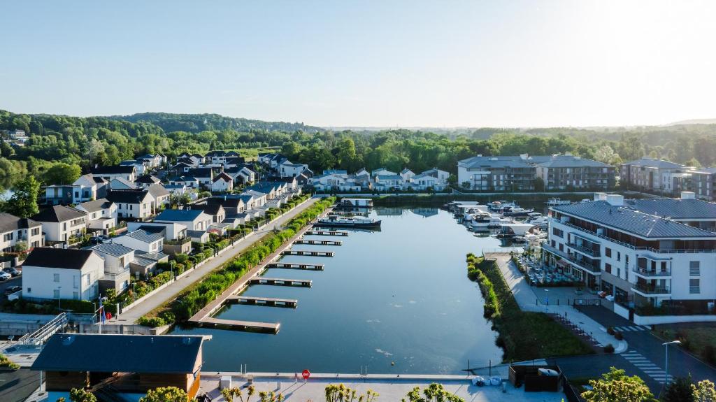 une vue aérienne sur une ville avec un port de plaisance dans l'établissement L'Escale Royale L'Isle Adam Port - Oise, à LʼIsle-Adam