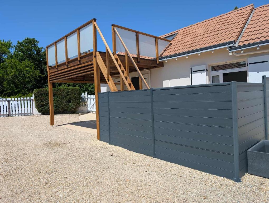 une maison avec une clôture noire devant une maison dans l'établissement VILLA MARILOU 5 personnes, à La Faute-sur-Mer