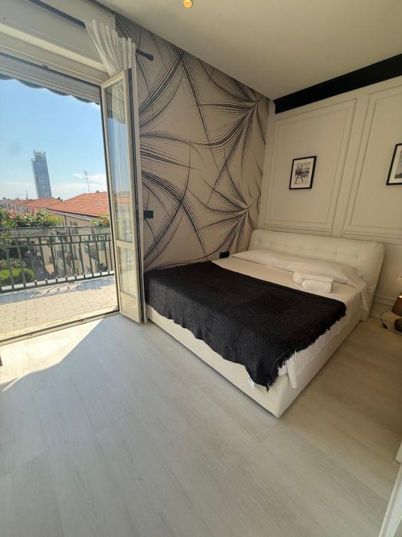 une chambre avec un lit et une grande fenêtre dans l'établissement Lingotto Penthouse, à Turin