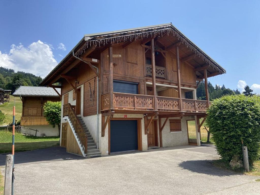Cette grande maison en bois dispose d'un balcon et d'un garage. dans l'établissement Duplex cosy 4 pers à Crest-Voland, proche pistes, parking, wifi - FR-1-733-74, à Crest-Voland