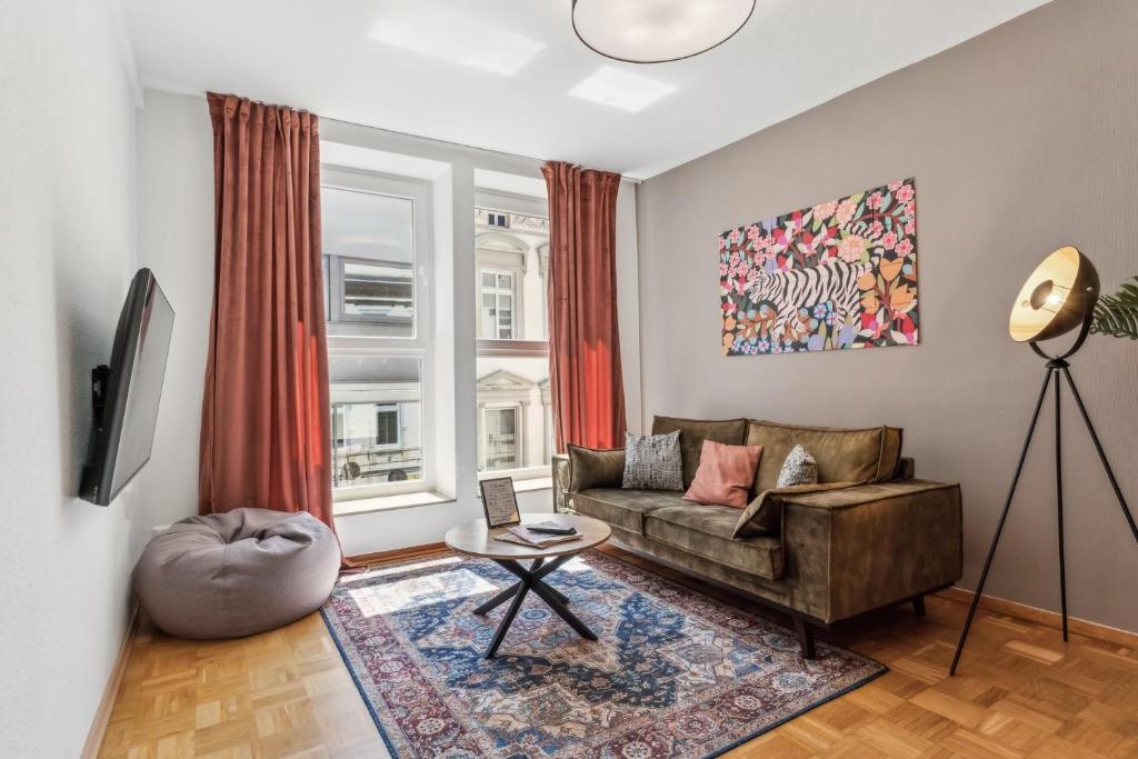 a living room with a couch and a table at maremar Apartments - Schlafen in der Altstadt - Luxus Boxspring - Küche in Minden