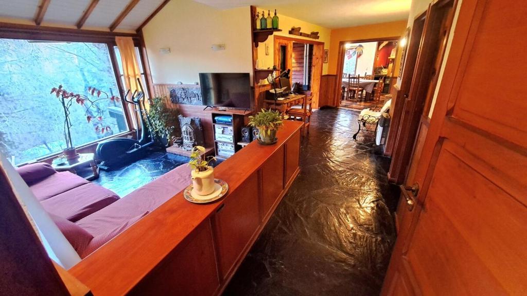 TV a/nebo společenská místnost v ubytování Casa Aguileña