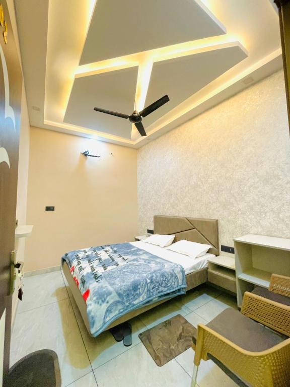 a bedroom with a bed and a ceiling fan at Hasrat Residency in Jagādhri