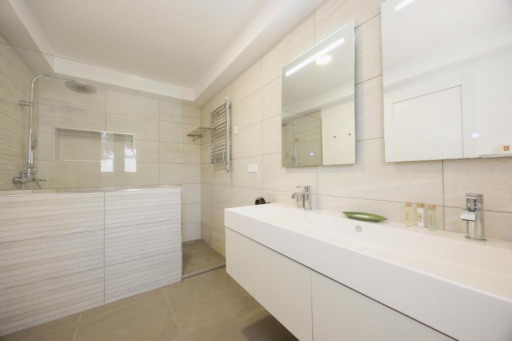 Łazienka w obiekcie 6 bedroom villa, with heated pool and sea views, next to the beach of Costabella