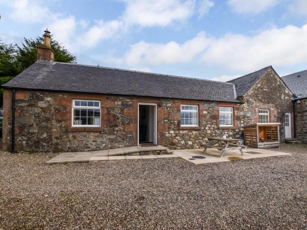 a stone house with a gravel yard in front of it at 2 Bed in Kirriemuir 80719 in Pearsie