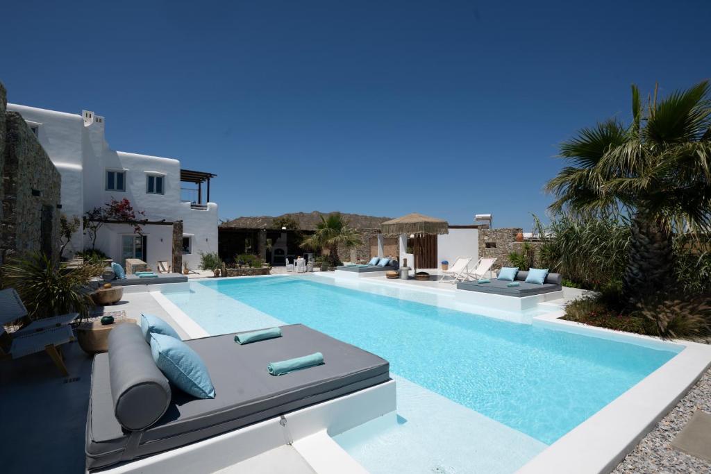 Bazén v ubytování Myconian Theros Luxury Suites nebo v jeho okolí