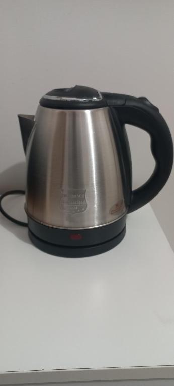 een waterkoker op een aanrecht bij Appartamenti Le Gemme in Napels