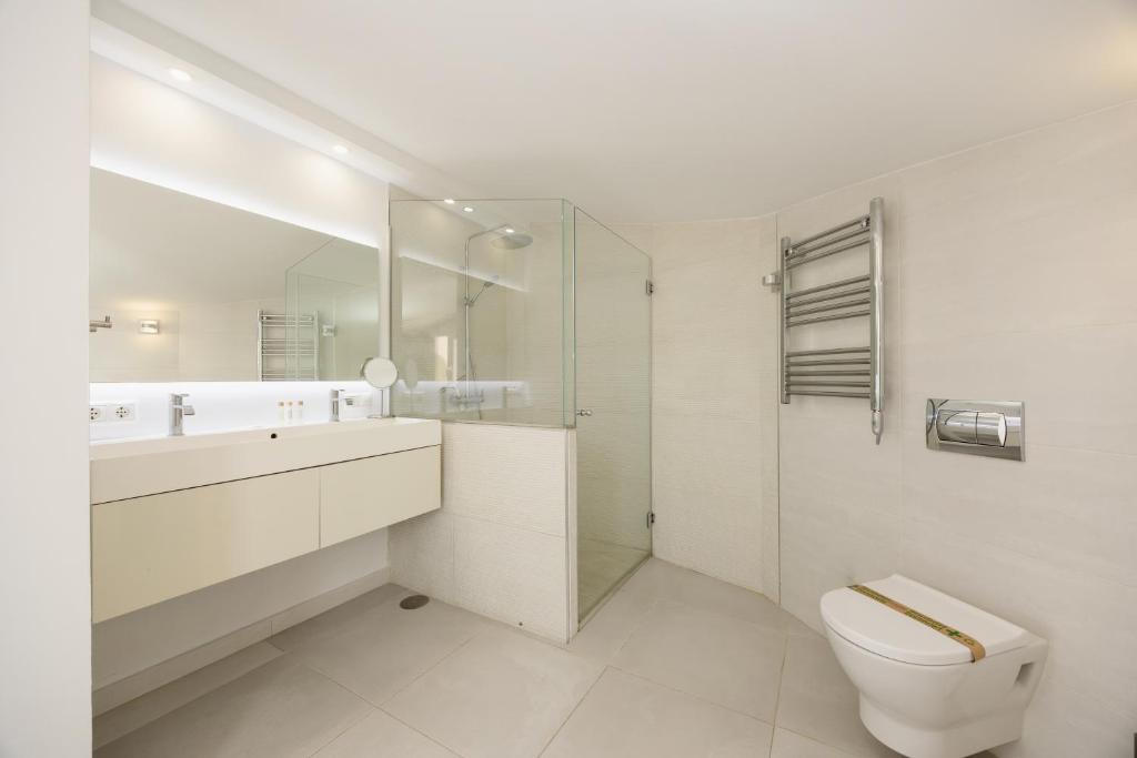 Łazienka w obiekcie 6 bedroom villa, with heated pool and sea views, next to the beach of Costabella