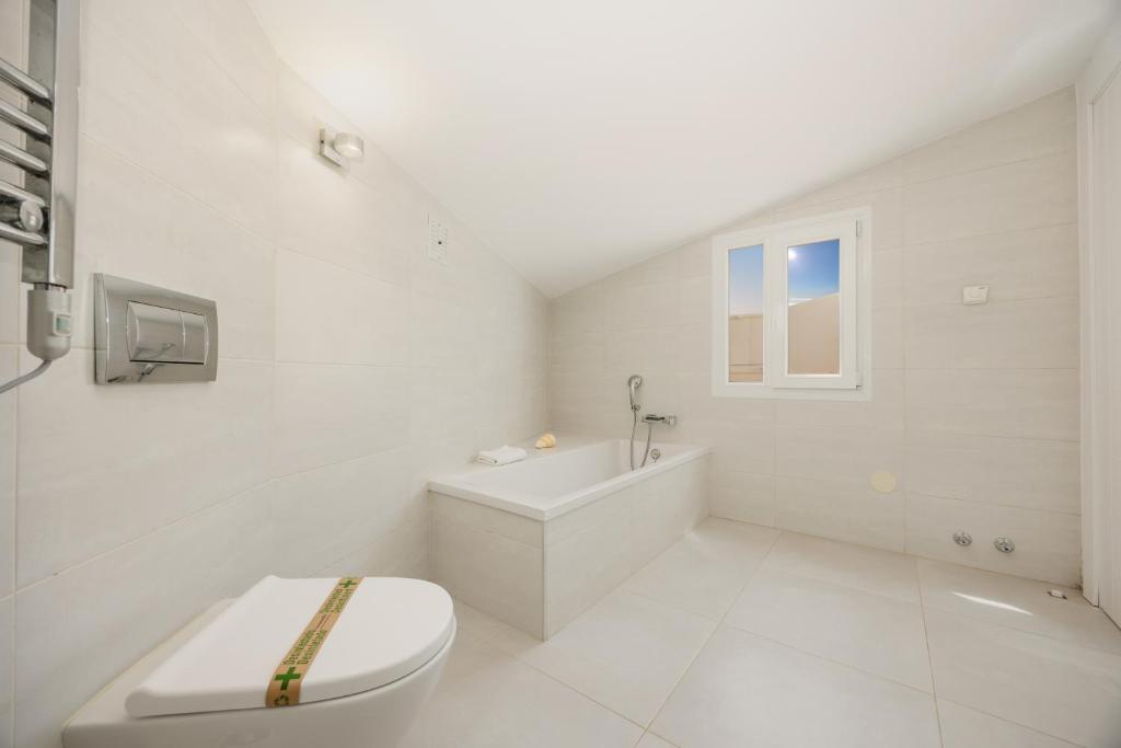 Łazienka w obiekcie 6 bedroom villa, with heated pool and sea views, next to the beach of Costabella