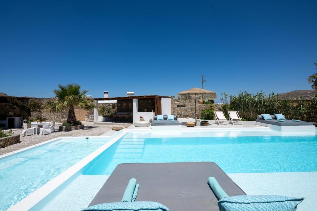 Bazén v ubytování Myconian Theros Luxury Suites nebo v jeho okolí