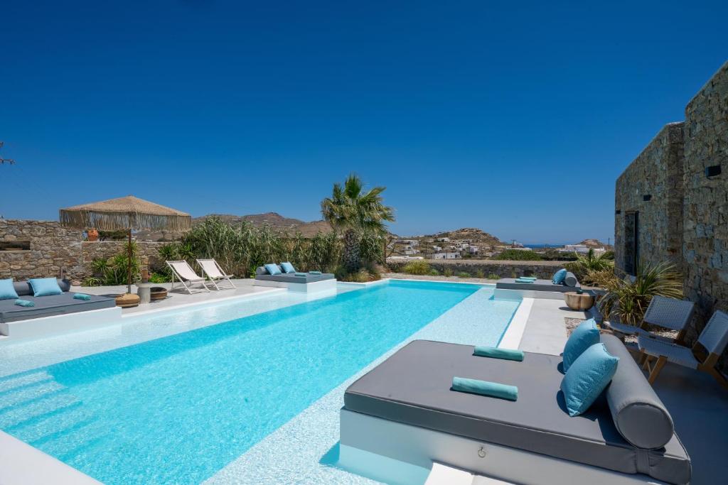 Bazén v ubytování Myconian Theros Luxury Suites nebo v jeho okolí