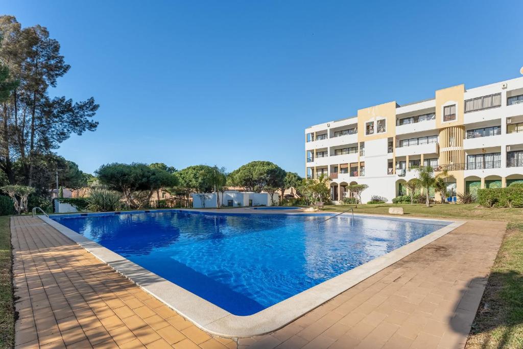 2 BDR Flat With Pool in Vilamoura by LovelyStay
