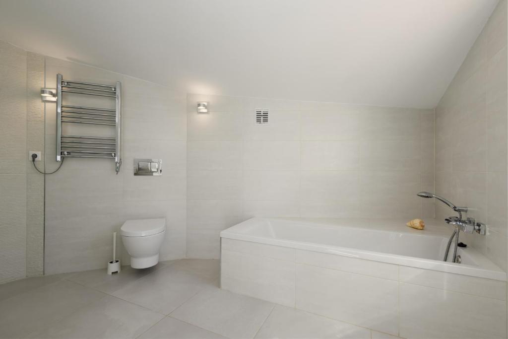 Łazienka w obiekcie 6 bedroom villa, with heated pool and sea views, next to the beach of Costabella